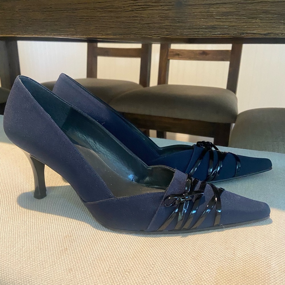 Pointed heel with bow